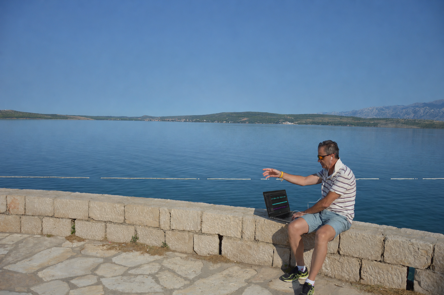 Sergio Maltagliati durante una pratica sonora con il computer davanti al mare