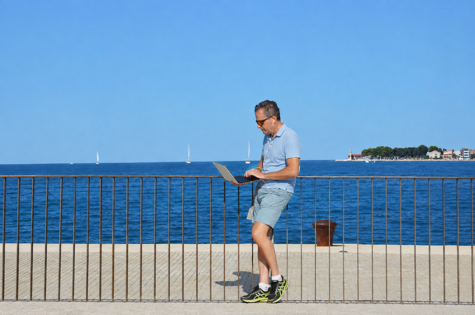 Sergio Maltagliati al computer sul lungomare