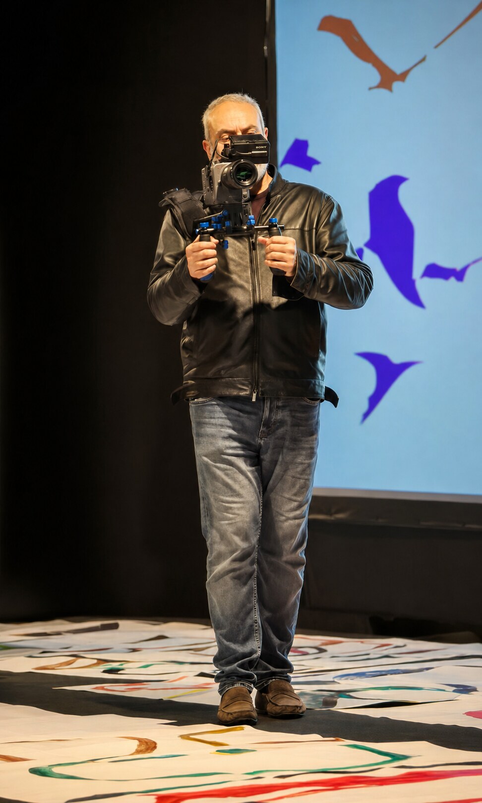 Marco Mazzi mentre riprende una performance alla Florence Biennale 2025