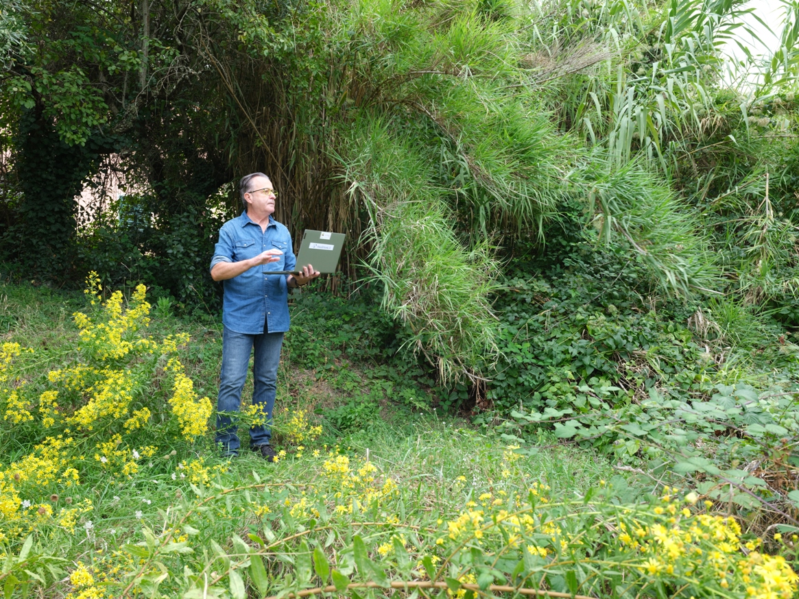 Sopralluogo nel verde di Villa Rondinelli con computer