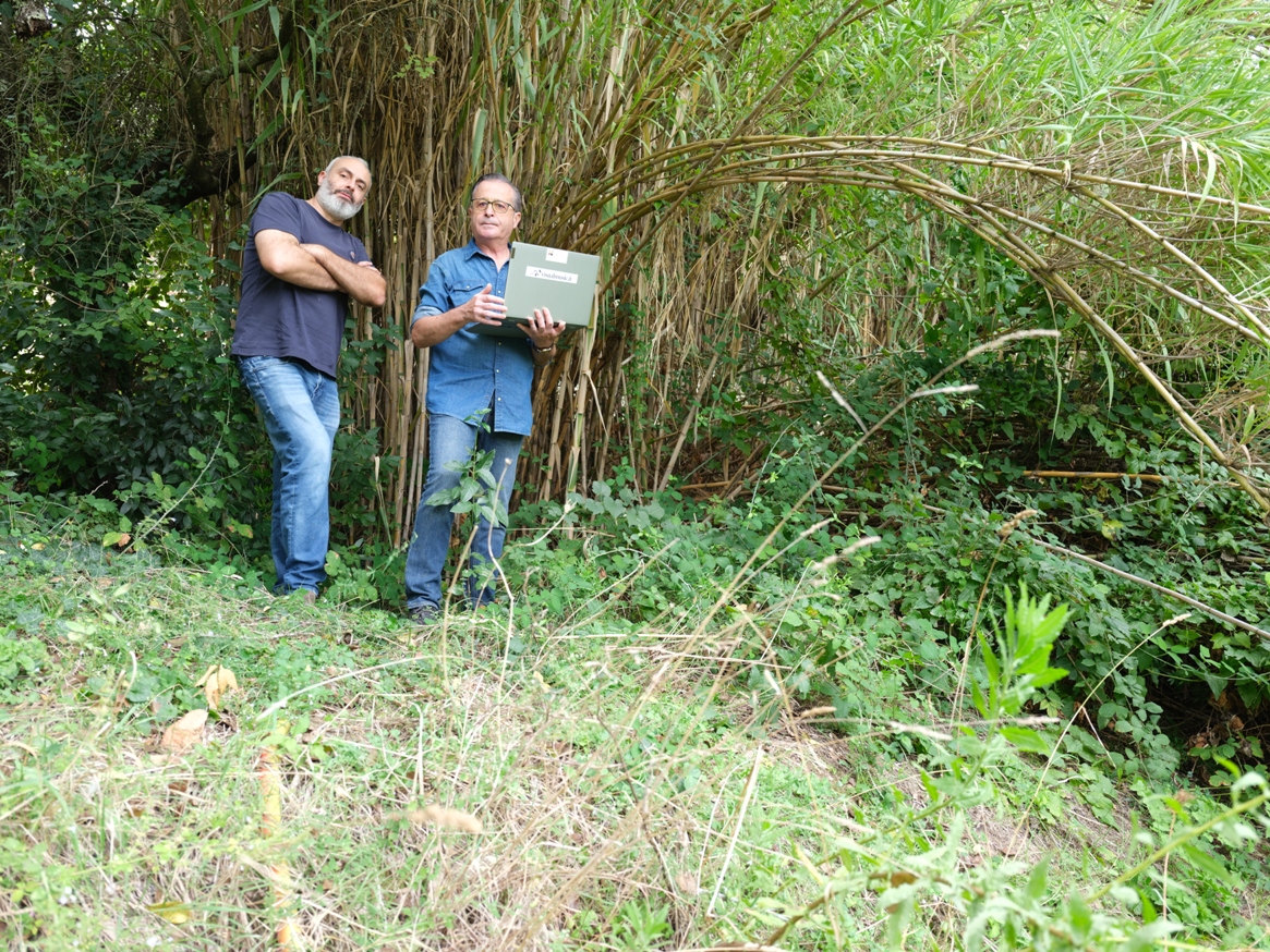 Sergio Maltagliati e Marco Mazzi durante il sopralluogo nel giardino di Villa Rondinelli