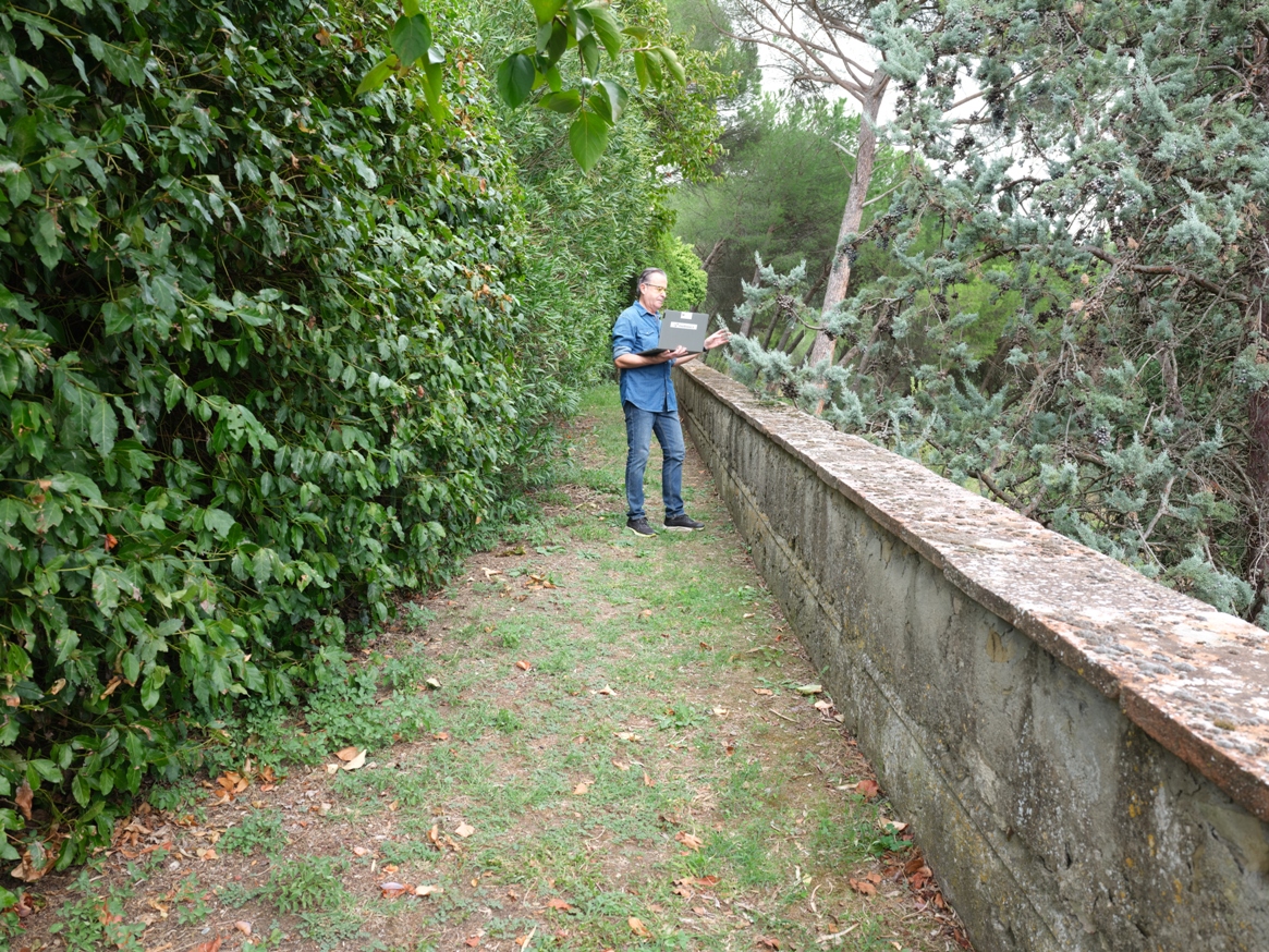 Percorso lungo il margine del giardino di Villa Rondinelli