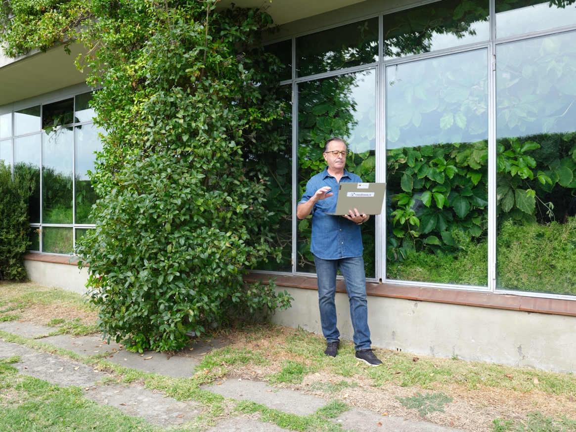 Lavoro con computer davanti alle vetrate di Villa Rondinelli