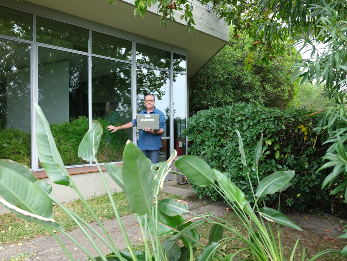 Lavoro nel giardino con vegetazione in primo piano