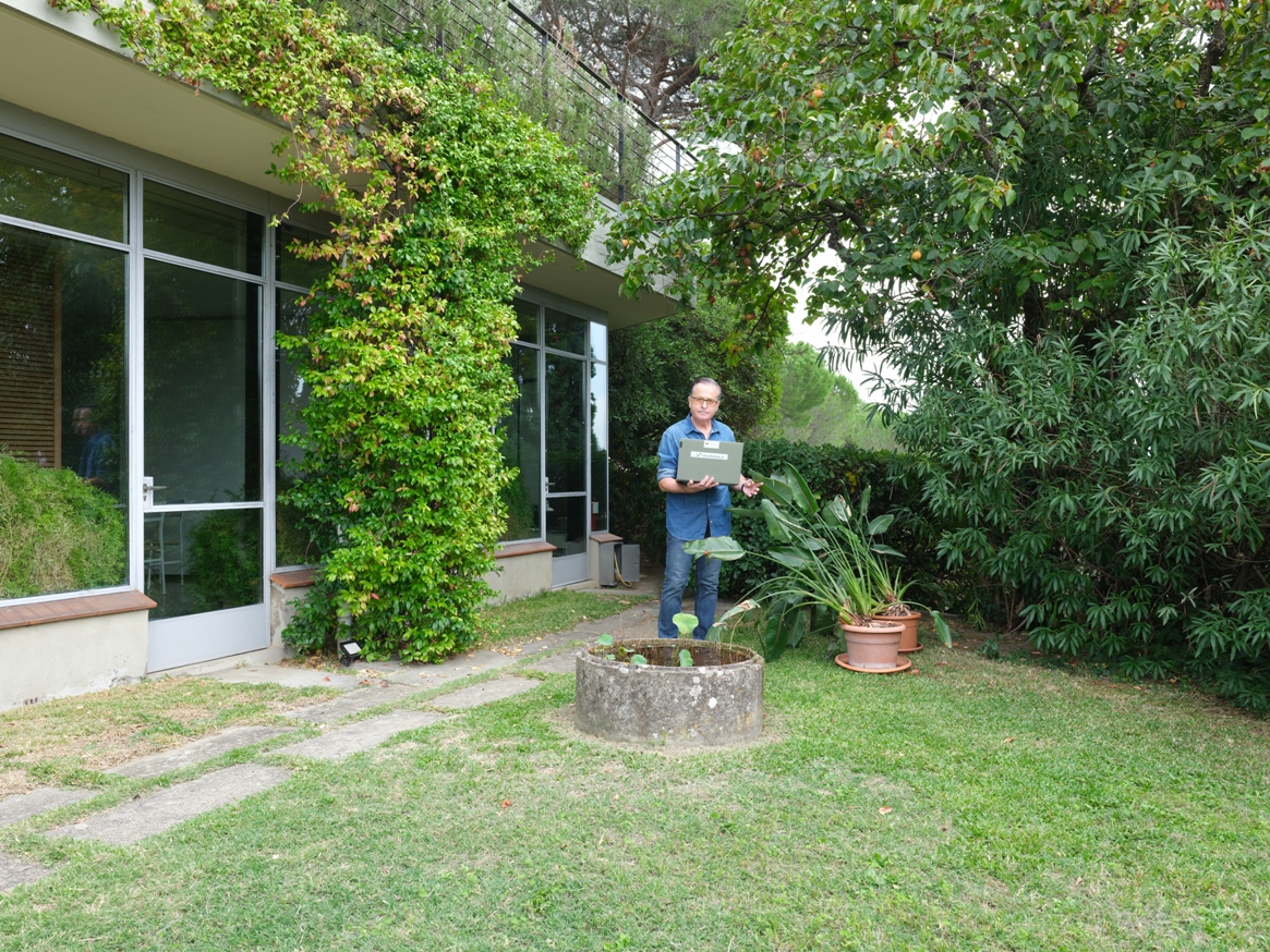 Vista ampia del giardino di Villa Rondinelli durante il sopralluogo